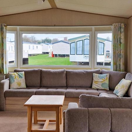 8 Berth Caravan For Hire At Manor Park Near To A Great Beach Ref 23041C Ганстантон Екстер'єр фото
