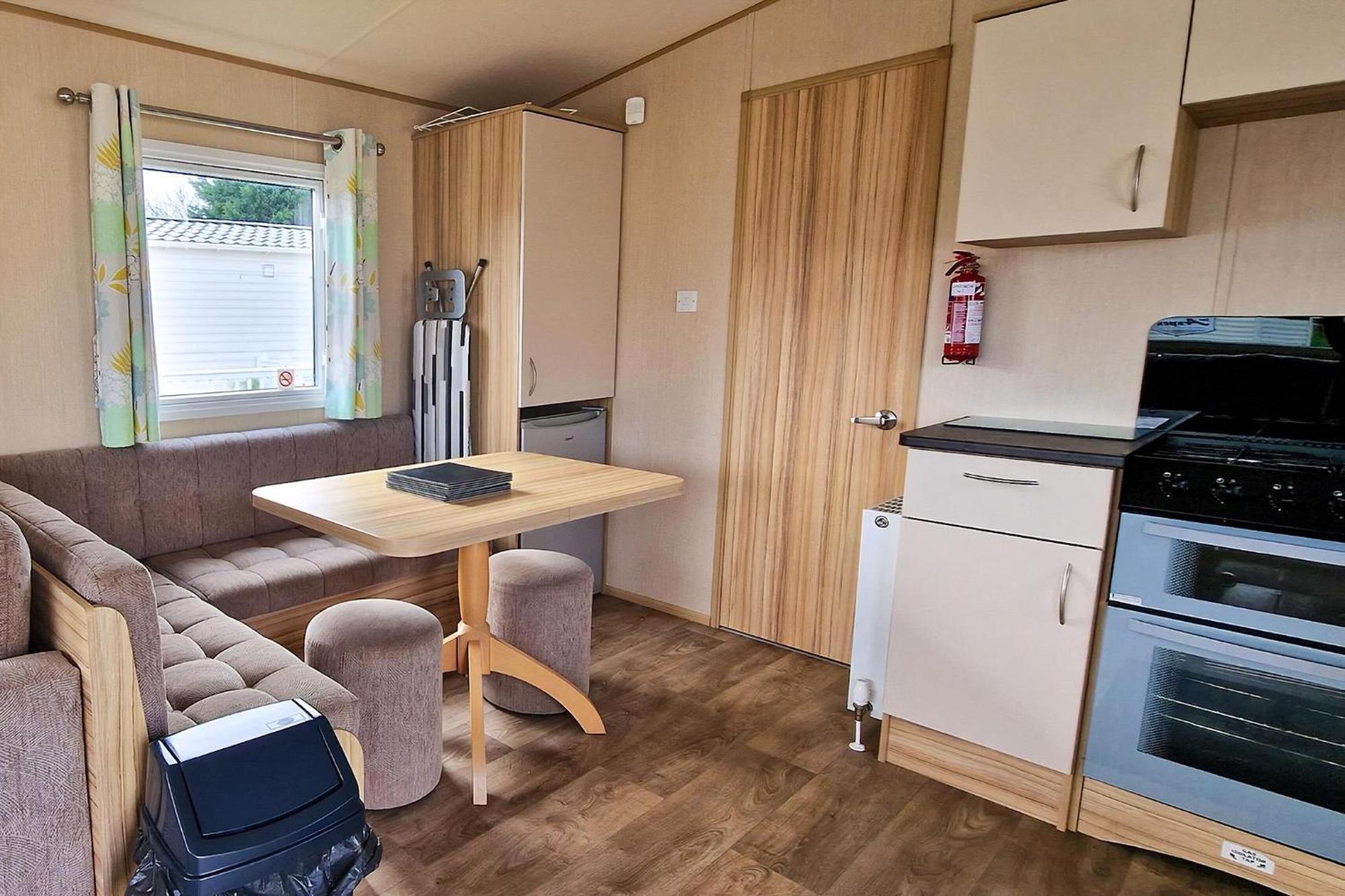 8 Berth Caravan For Hire At Manor Park Near To A Great Beach Ref 23041C Ганстантон Екстер'єр фото