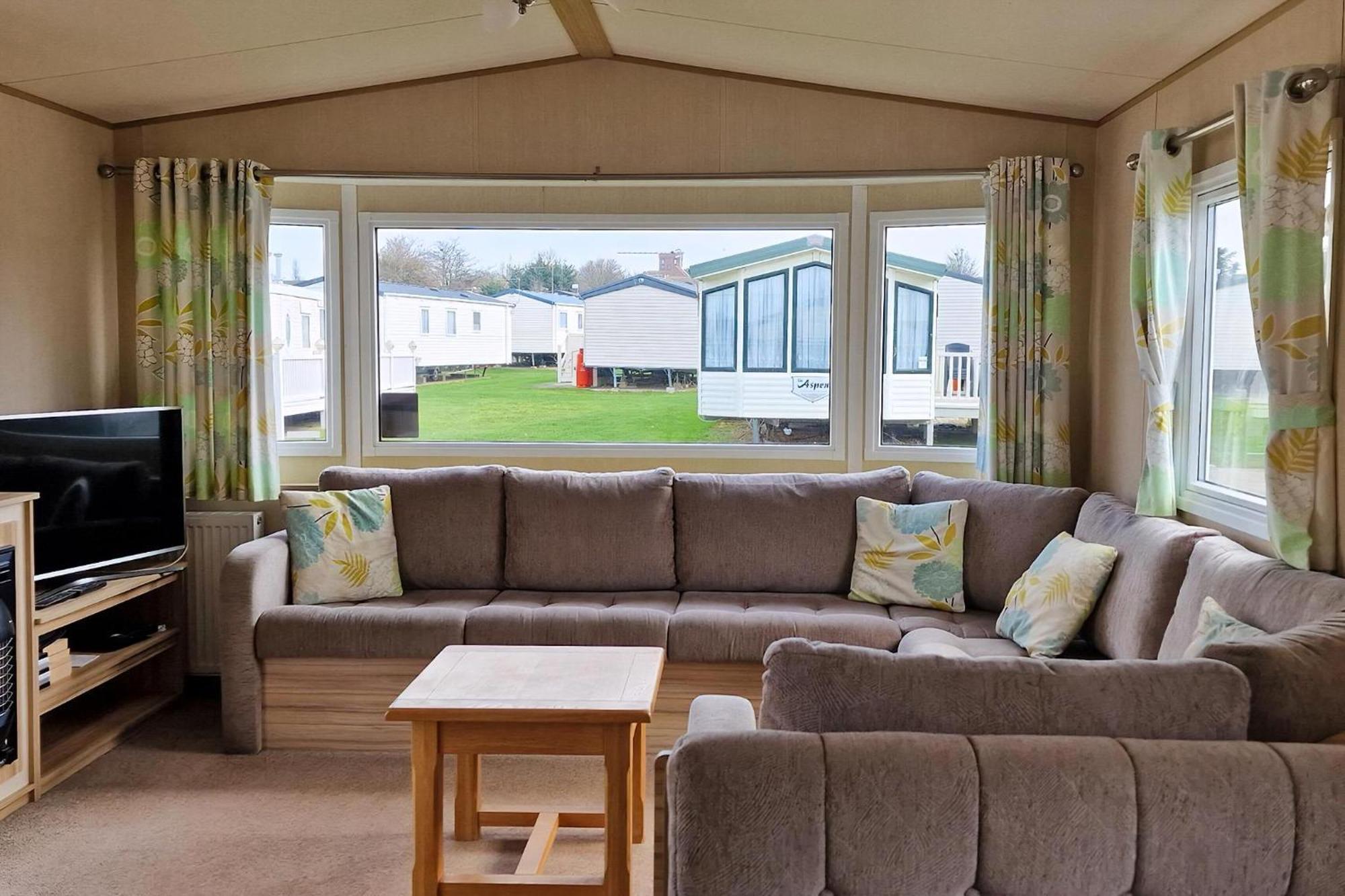 8 Berth Caravan For Hire At Manor Park Near To A Great Beach Ref 23041C Ганстантон Екстер'єр фото