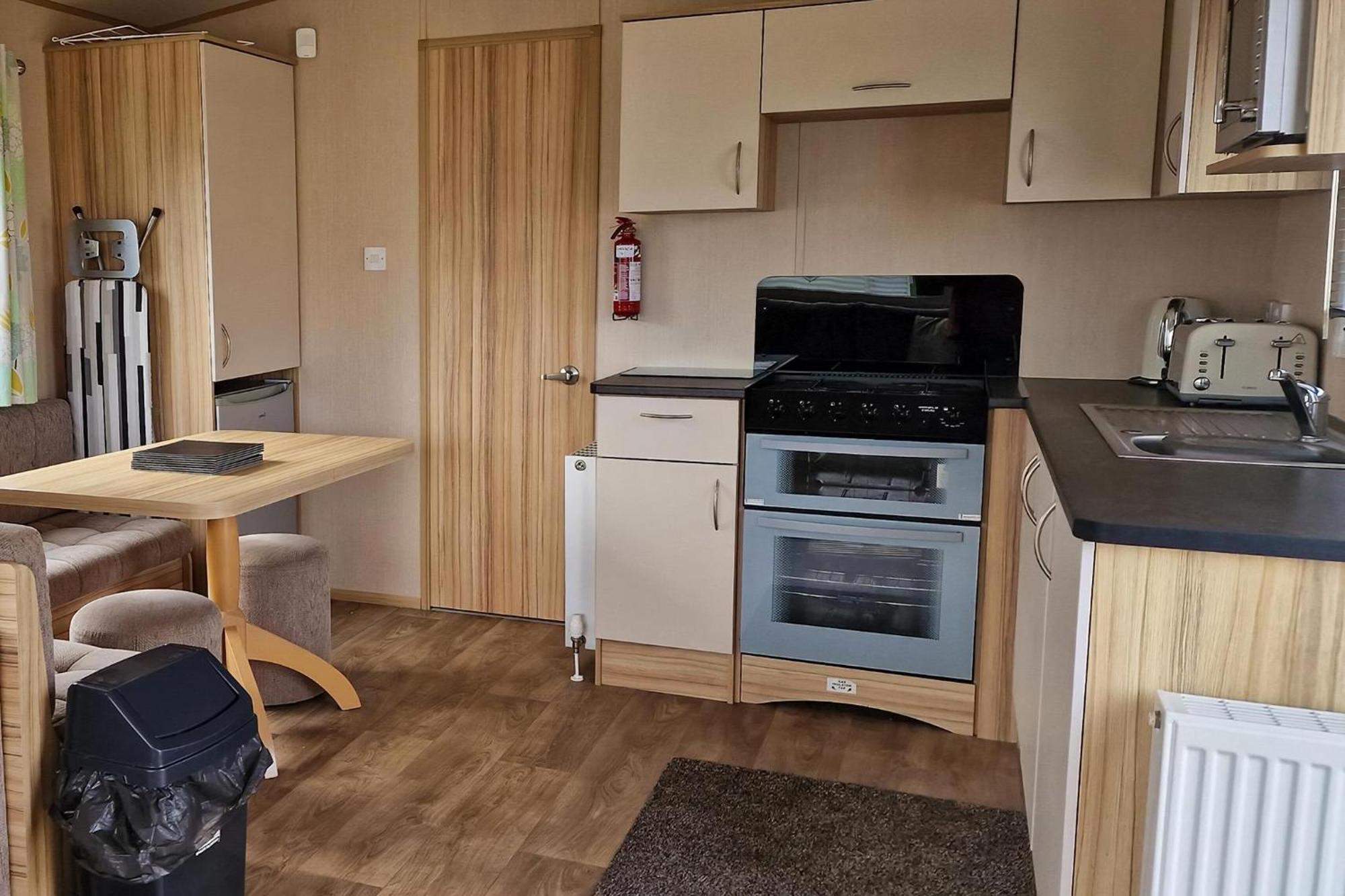 8 Berth Caravan For Hire At Manor Park Near To A Great Beach Ref 23041C Ганстантон Екстер'єр фото