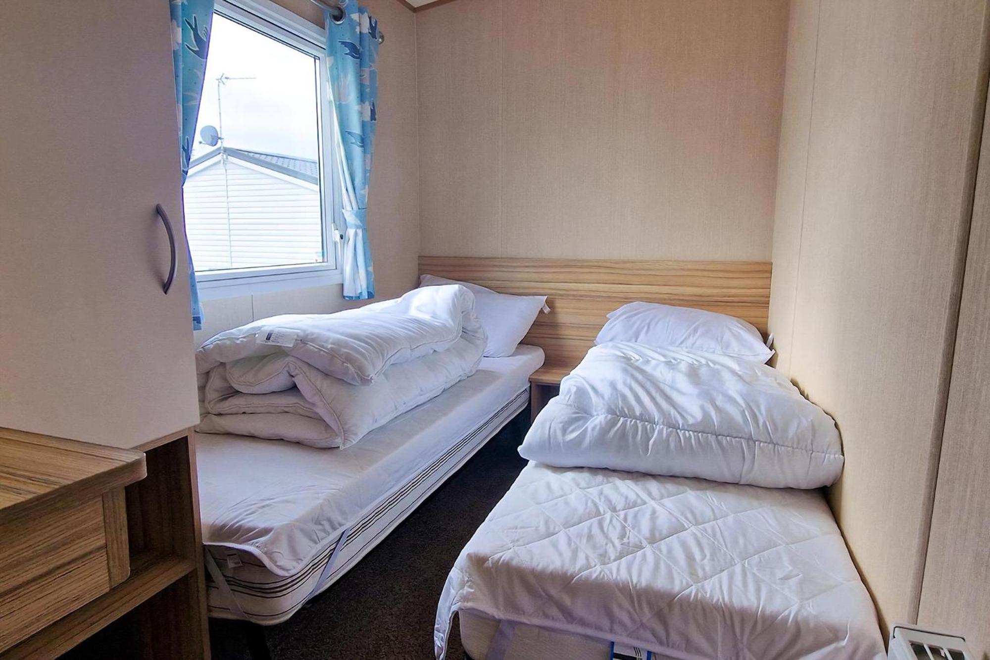 8 Berth Caravan For Hire At Manor Park Near To A Great Beach Ref 23041C Ганстантон Екстер'єр фото