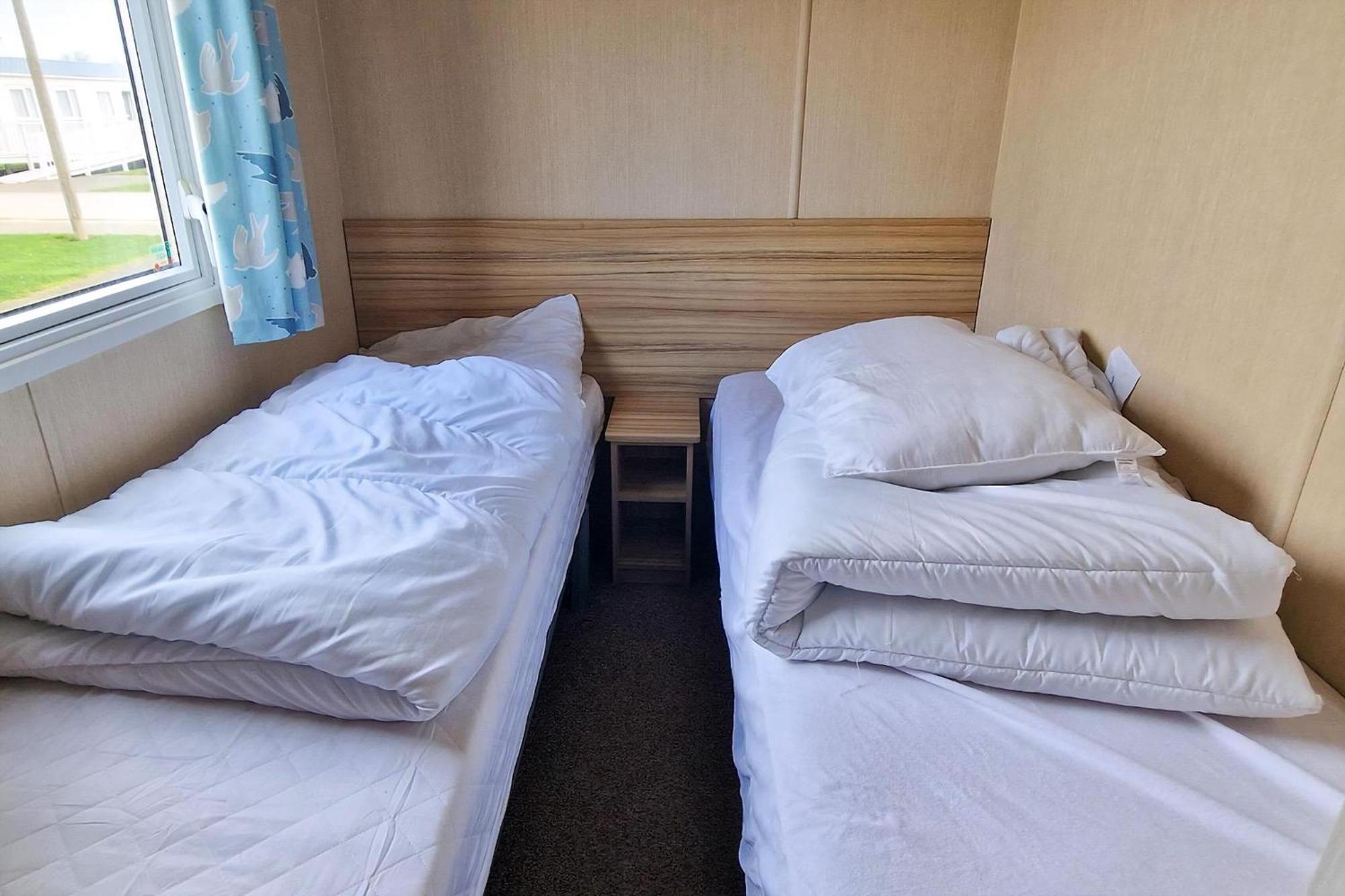 8 Berth Caravan For Hire At Manor Park Near To A Great Beach Ref 23041C Ганстантон Екстер'єр фото